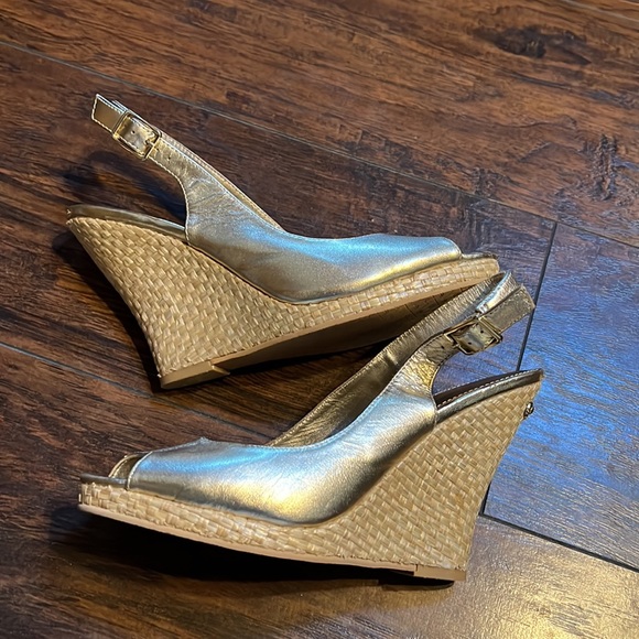 Lilly Pulitzer Gold Wedge - Picture 8 of 16